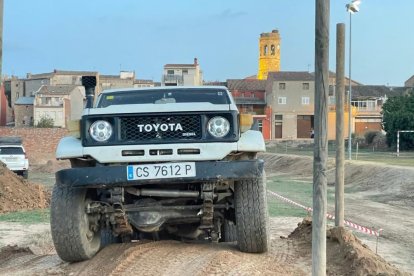 Un cotxe provant el circuit, amb el municipi de fons.