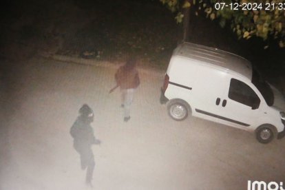 Dos dels lladres en un dels assalts que hi va haver a començaments de desembre de l’any passat. - SEGRE