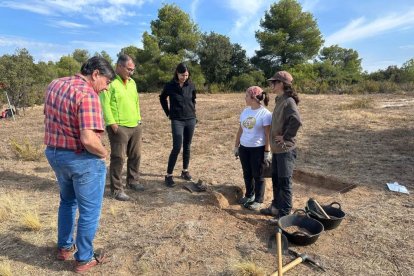 Joan i Sara Jové, amb els arqueòlegs a la Vinya dels Artistes. - MAS BLANCH I JOVÉ