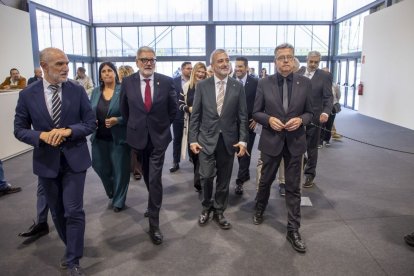 El director de la Fira, Oriol Oró, els alcaldes Larrosa i Collboni i el president de la Diputació, Joan Talarn, al nou pavelló de la Fira. - JORDI ECHEVARRIA