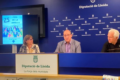 L'alcaldessa, Iolanda Ferran, amb el diputat Fermí Masot i el tienen d'alcalde, Miquel Solanes.