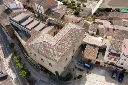 Vista del castell de l’Espluga amb la teulada renovada amb les teules aràbiques. - AJUNTAMENT DE L’ESPLUGA CALBA