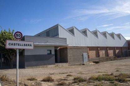 El pavelló de Castellserà, en el qual es preveu instal·lar les plaques solars. - LAIA PEDRÓS