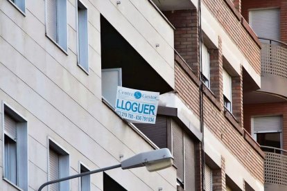 Llogar un habitatge a Lleida per menys de 500 euros mensuals és pràcticament impossible.