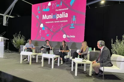 Els participants en la taula redona sobre arrelament juvenil al món rural. - M. CODINAS