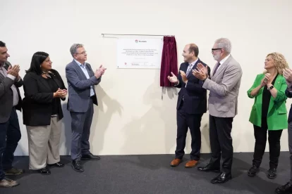 El conseller Dalmau descobreix la placa commemorativa per la inauguració del nou pavelló. - AJUNTAMENT DE LLEIDA