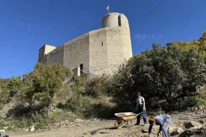 L’excavació arqueològica, al costat del castell de Mur. - MARTA LLUVICH / ACN
