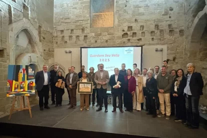 Foto final de l’entrega de premis ahir a la Canonja, abans del colofó musical amb Guerrilla Folk. - J.I. RODRÍGUEZ/AMICS DE LA SEU VELLA