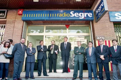 L’acte inaugural de la nova emissora al carrer Vallcalent, amb el seu director explicant el projecte. - SEGRE