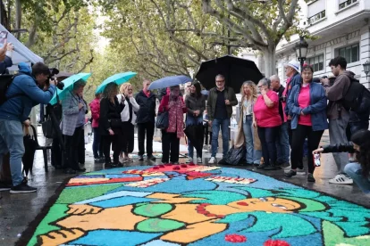 La pluja no va impedir el tomb de les autoritats per la rambla, però sense parlaments. - AMADO FORROLLA