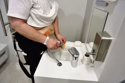 El Josep Maria, buidant i netejant la seua bossa al lavabo de l’Arnau adaptat per a ostomitzats. - AMADO FORROLLA