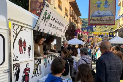 L’info truck del Govern, ahir a la Fira de la Girella al Pont. - GOVERN