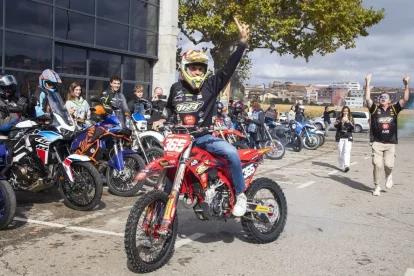 El pilot saluda a l’arribar al recinte esportiu. - L.P.