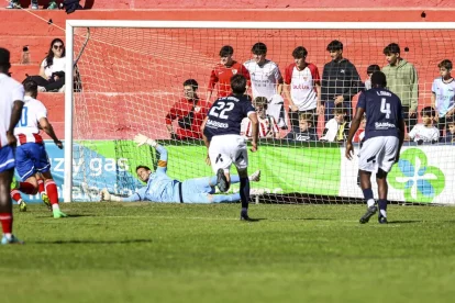 El davanter Kun va convertir el penal en l’última jugada del partit. - INGRID SEGURA