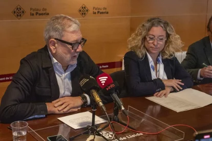 L’alcalde, Fèlix Larrosa, i l’edil de Promoció Econòmica, Pilar Bosch, presentant ahir l’ordenança. - ÀLEX SAMPER