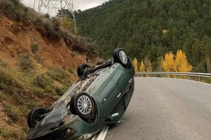 El vehicle de la veïna va quedar bolcat. - A.B.