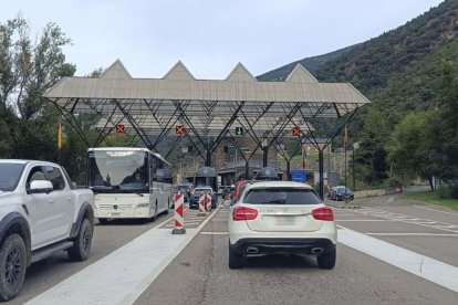 Imatge de la frontera de la Farga de Moles, que travessen cada dia els treballadors.