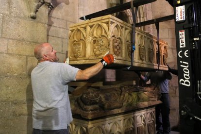 Moment de la instal·lació del sepulcre d'Àlvar I, comte d'Urgell, a l'església del monestir de les Avellanes.