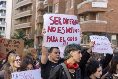 Imatges de la manifestació d'aquest dimarts pels carrers de Lleida en contra de l'assetjament escolar.