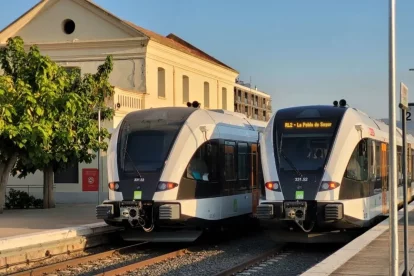 Dos dels trens que cobreixen el trajecte Lleida-la Pobla de Segur. - ACN