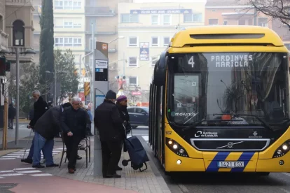 Imatge d’arxiu de gent pujant a un autobús urbà. - MAGDALENA ALTISENT