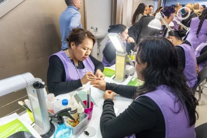 Participants en la formació en manicura de l’espai Nova Essència de la Mariola. - PAU PASCUAL PRAT