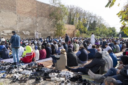 Musulmans resen a la plaça Sagrada Familia de Lleida