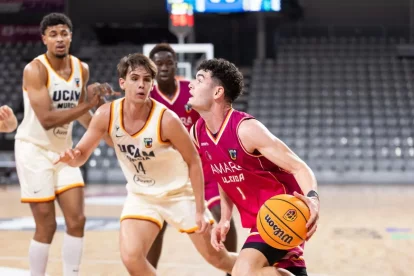 Albert Marvà intenta penetrar cap a la cistella, davant la mirada dels rivals de l’UCAM Múrcia. - JAVI ENJUANES
