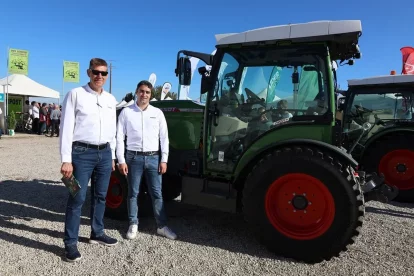 Responsables de Fendt posant al costat del tractor durant unes jornades a Mollerussa. - JOAN GÓMEZ