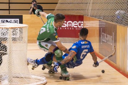 Darío Giménez cau davant de Xavier Rovira en una acció del partit d’ahir. - ANIOL MORAL