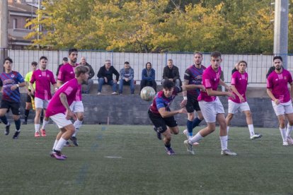 Una acció del partit disputat ahir entre el Tàrrega i el Cubelles. - LAIA PEDRÓS