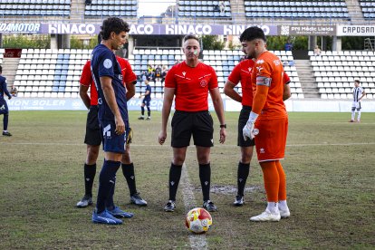 El mal estat de la gespa del Camp d'Esports és evident