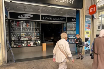 Una botiga pròxima a la plaça Sant Joan sense subministrament elèctric ahir al migdia. - AGB