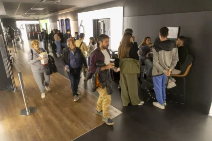 Públic ahir a mitja tarda a les sales Ocine Premium de Lleida, en el marc de la Festa del Cine. - JORDI ECHEVARRIA