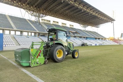 Operaris de l’empresa Royalverd van iniciar ahir les obres de millora a la gespa de l’estadi. - JORDI ECHEVARRIA