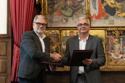 Fèlix Larrosa i Albert Aliaga van segellar ahir el conveni de cessió del Barris Nord al Força Lleida. - SERGI PALACIOS