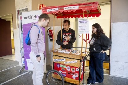 La parada de l'antisida que aquest dimarts ha fet proves gratuïtes per detectar malalties de transmissió sexual.