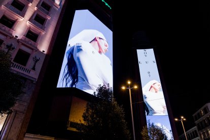 La portada del nou disc de Rosalía, 'Lux', projectada a la plaça de Callao de Madrid el passat 20 d'octubre.