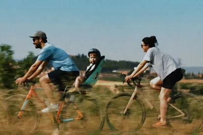 Daniel, Martí i Airy, passejant amb bicicleta per l’entorn d’Arbeca.