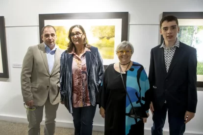 La viuda de Màrius Carretero, Maribel, ahir a Res Non Verba, amb els seus fills, Núria i Víctor, i el fill d’aquest, Pau, net de l’artista. - JORDI ECHEVARRIA