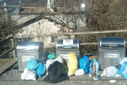 Una de les zones amb contenidors i bosses d’escombraries tirades. - AJUNTAMENT DE BELLVER
