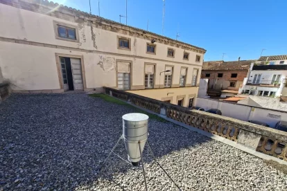 El dispensador instal·lat en una de les terrasses interiors de l’ajuntament de les Borges. - E. FARNELL