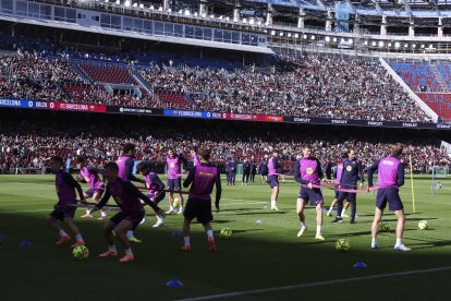 Els jugadors del Barça entrenant davant de 23.000 culers a l'Spotify Camp Nou.