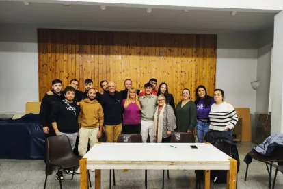Sánchez (al centre) i membres de la junta amb els joves que assumiran la direcció de l’entitat. - AVV ELS MANGRANERS