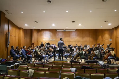 Assaig ahir a Lleida de l’Orquestra Julià Carbonell, dirigida per Xavier Pagès-Corella. - ÍNGRID SEGURA