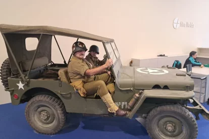 De ser al front a una fira. L’associació Lleida Paratroops té exposades al vestíbul de Fira de Lleida un Jeep, una moto i un camió que van participar en la Segona Guerra Mundial. Aquesta entitat recrea la unitat de paracaigudistes 101 dels Estats Units i també ha recreat un hospital de campanya. “Som un grup d’amics que ens agrada la recreació històrica i tot el que tenim exposat és original i va ser utilitzat per l’exèrcit nord-americà per lluitar contra els nazis”, diu el seu president, Joan Guerrero. - SCD