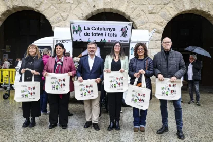 El conseller de Política Lingüística, Francesc Xavier Vila, al centre, a la plaça Mercadal. - INGRID SEGURA