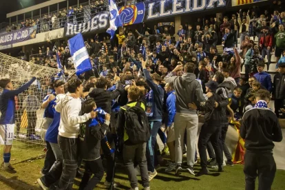Els jugadors del Lleida celebren la victòria amb el Gol Nord, fins i tot amb una petita invasió de camp. - ÀLEX SAMPER