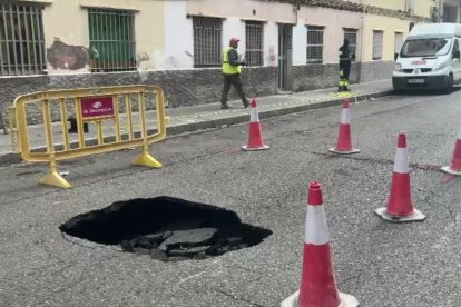 Apareix un gran esvoranc al carrer Cronista Muntaner de Lleida