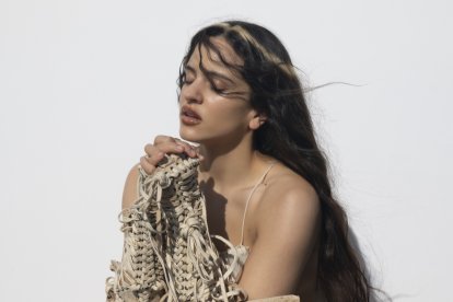 Footgrafái promocional del nuevo disco de Rosalía, 'Lux'.